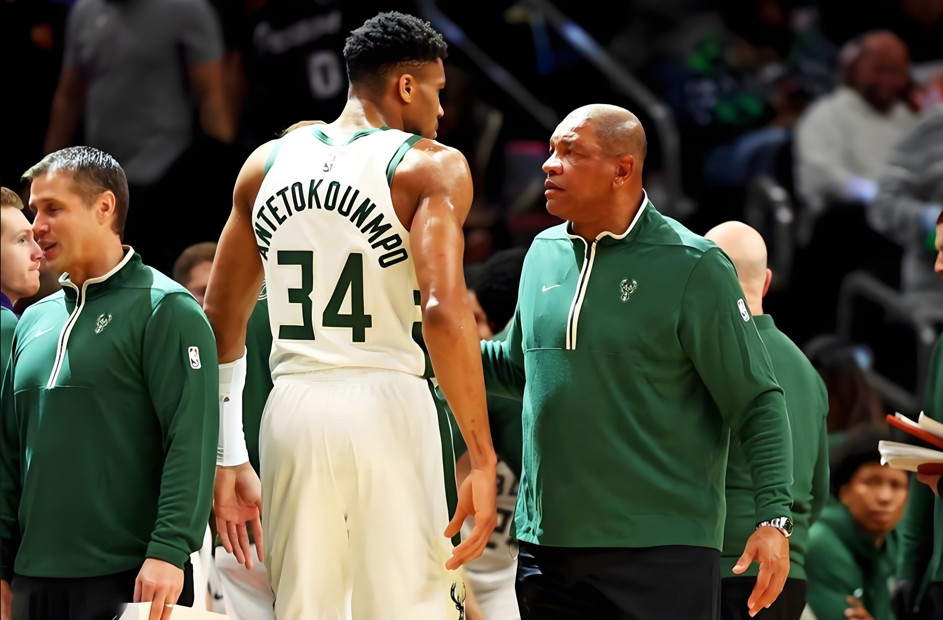 关于克里夫兰骑士迎NBA总决赛关键赛，赛后外线爆发，气氛紧张，球队文化被再次提及的信息